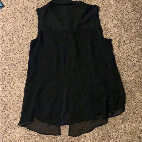 Attention sleeveless blouse - Picture 2 of 3